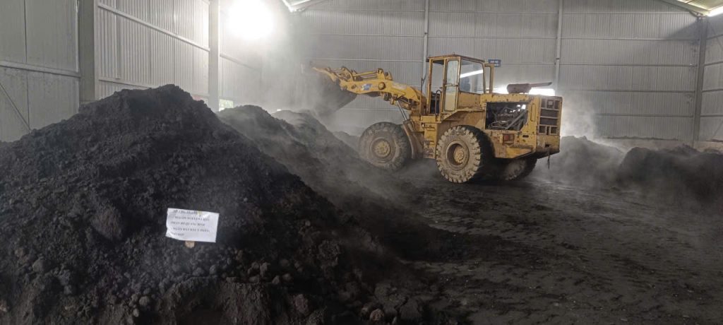 Ủ KT-03 cùng Trico giúp đất tơi xốp, cây trồng phát triển khỏe mạnh.