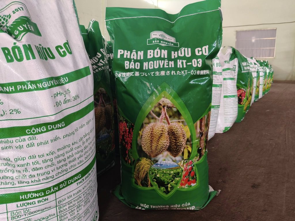 Phân bón hữu cơ Bảo Nguyên KT‑03 giúp cải tạo đất, tăng sức sống cho cây trồng.